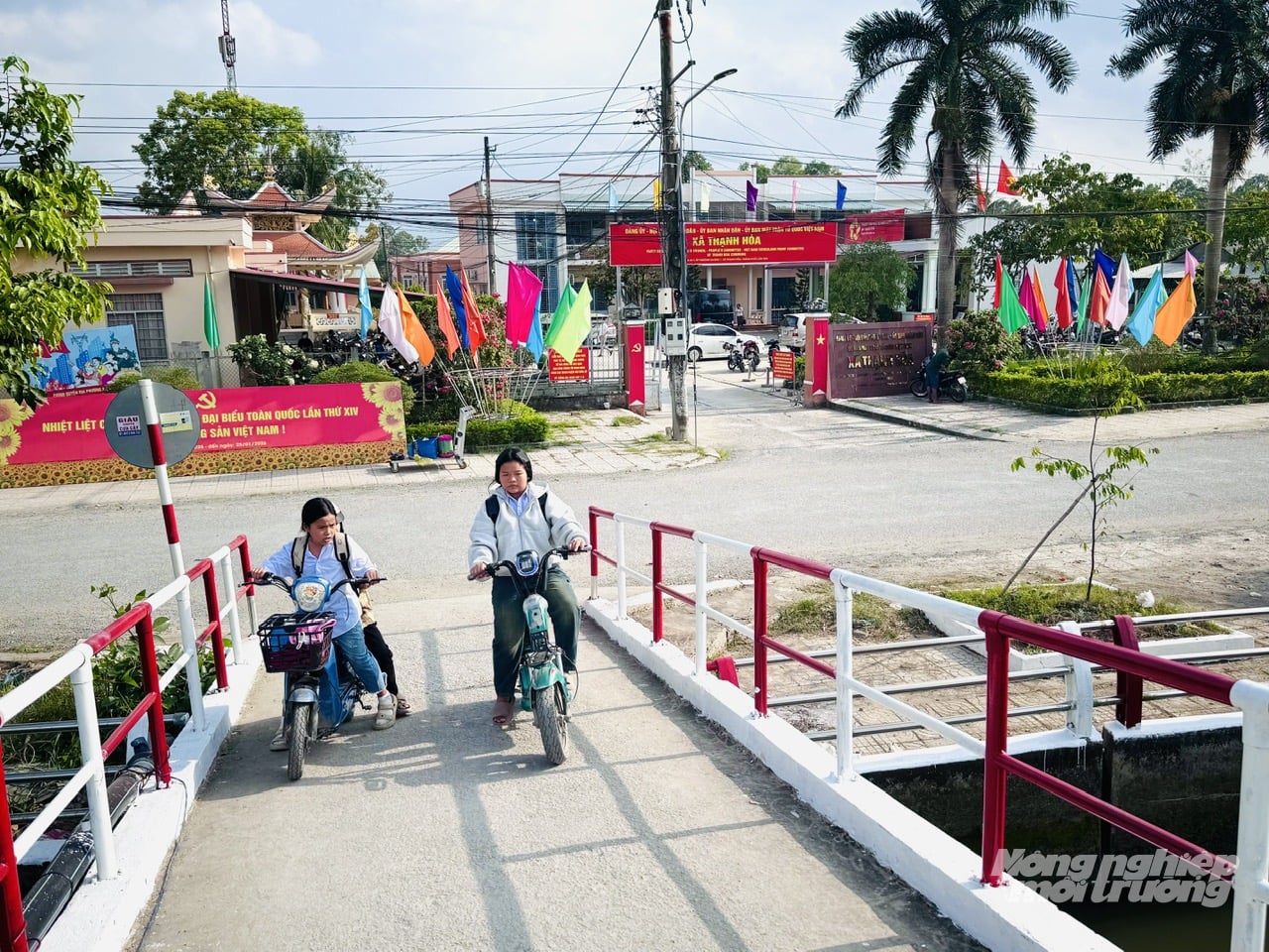 Diện mạo trung tâm xã Thạnh Hòa khang trang, tạo nền tảng thuận lợi triển khai các mô hình nông nghiệp bền vững và chuyển đổi số. Ảnh: Lê Hoàng Vũ.