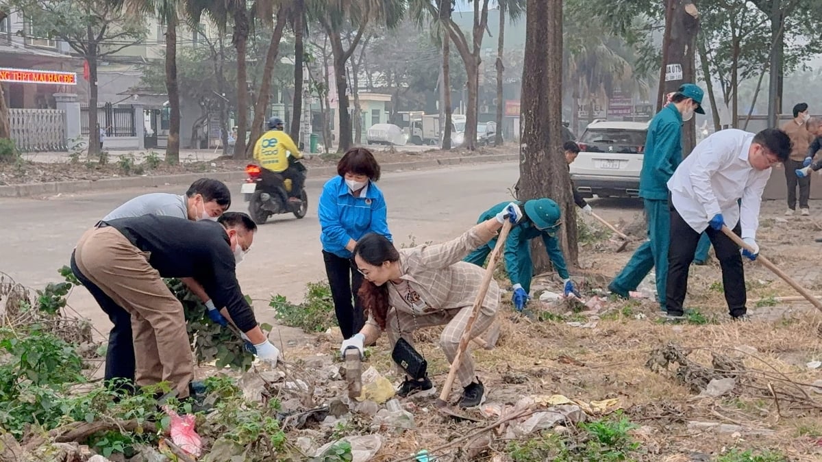 UBND phường mong muốn các hoạt động ra quân tổng vệ sinh môi trường sẽ được duy trì thường xuyên, trở thành nếp sống, ý thức tự giác của mỗi người dân. Ảnh: Lan Chi.