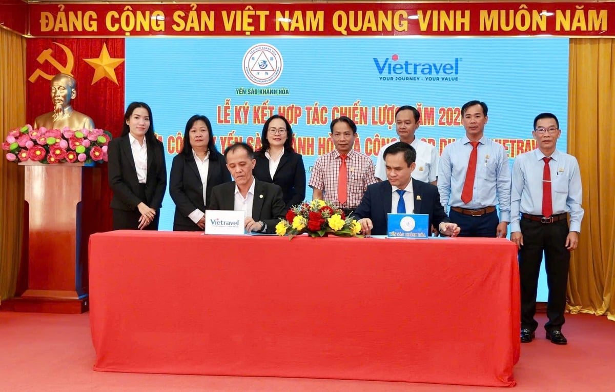 Hai bên tiến hành ký kết Biên bản ghi nhớ hợp tác chiến lược (MoU). Ảnh: Quỳnh Châu.