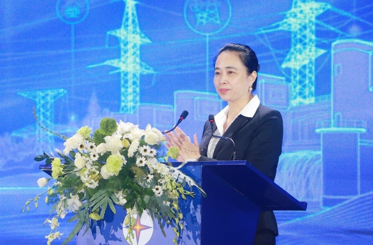 Bà Đỗ Nguyệt Ánh - Bí thư Đảng ủy, Chủ tịch Hội đồng thành viên EVNNPC phát biểu tại Hội nghị. Ảnh: EVNNPC.