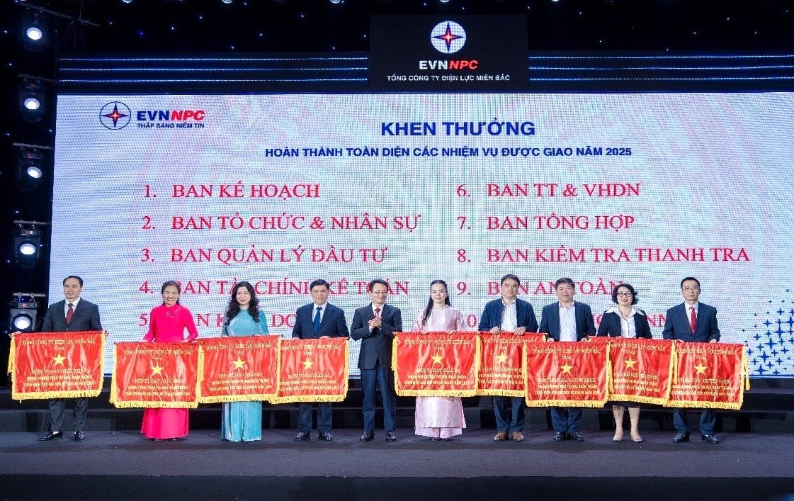 Ông Nguyễn Đức Thiện - Tổng Giám đốc EVNNPC trao thưởng cho các tập thể hoàn thành toàn diện các nhiệm vụ được giao năm 2025. Ảnh: EVNNPC.