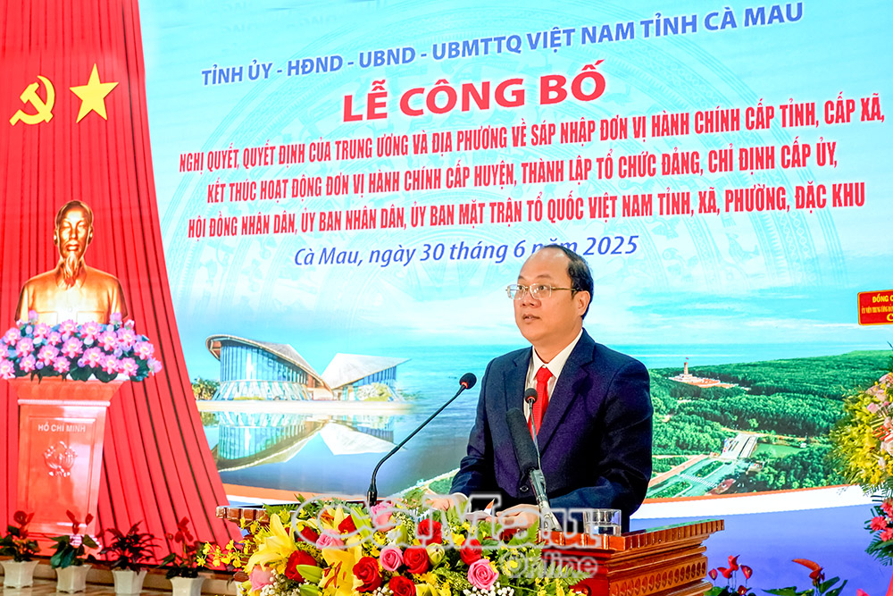 Bí thư Tỉnh uỷ Nguyễn Hồ Hải phát biểu nhận nhiệm vụ tại Lễ công bố các nghị quyết, quyết định của Trung ương và địa phương về hợp nhất đơn vị hành chính, kiện toàn tổ chức bộ máy tỉnh Cà Mau, sáng 30/6/2025. Ảnh: Huỳnh Lâm.