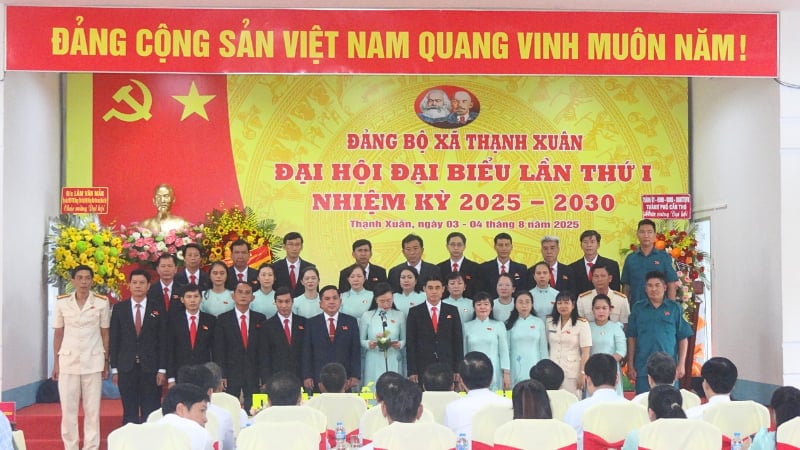 Ban Chấp hành Đảng bộ xã Thạnh Xuân nhiệm kỳ 2025-2030 ra mắt tại Đại hội Đảng bộ xã lần thứ I. Ảnh: Văn Vũ.