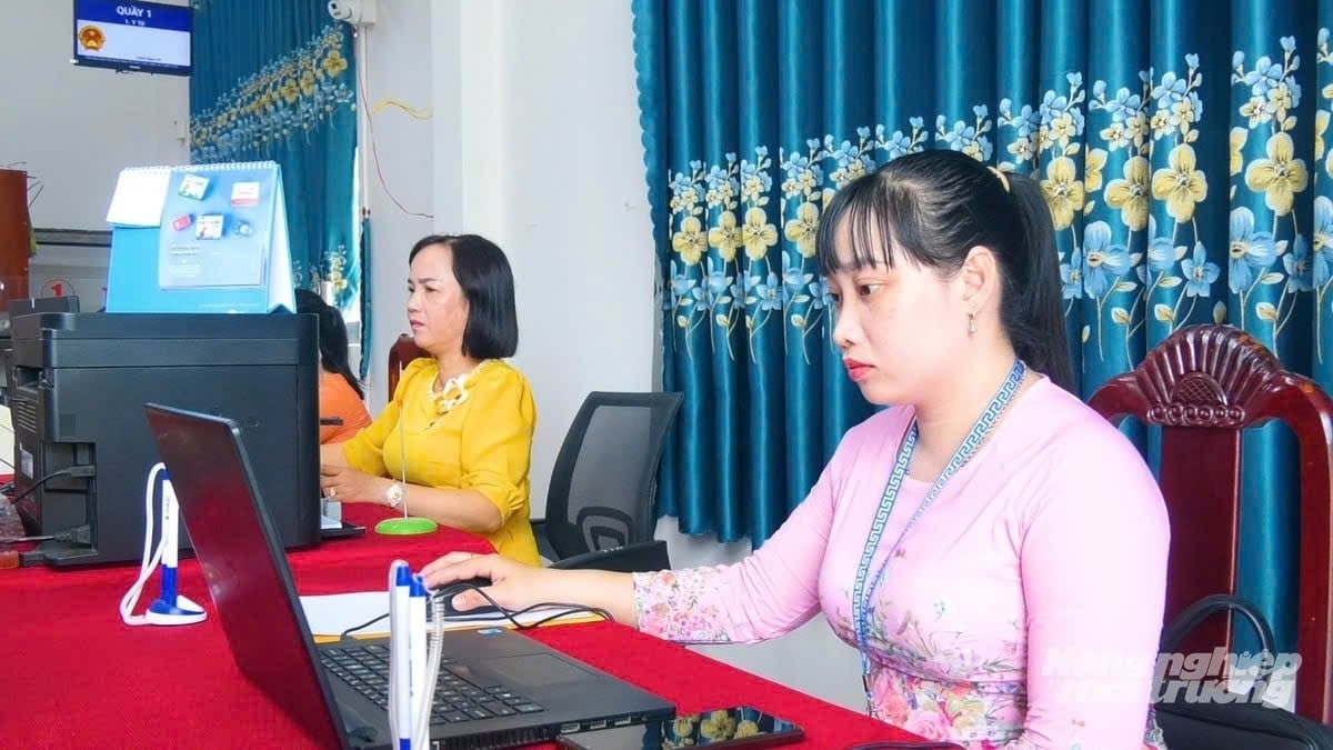 Cán bộ xã Thạnh Xuân tập trung giải quyết thủ tục hành chính, góp phần nâng cao hiệu quả hoạt động của chính quyền cơ sở. Ảnh: Văn Vũ.