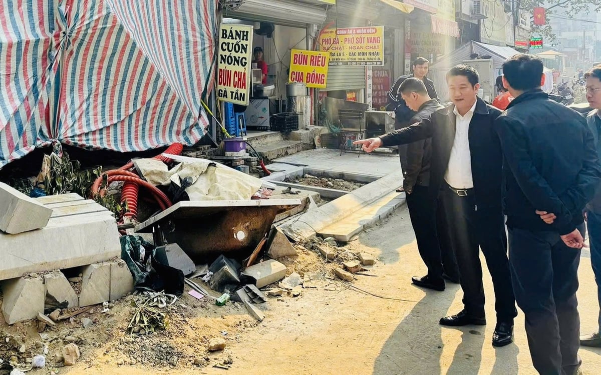 Ông Nguyễn Huy Cường, Chủ tịch HĐND phường Thanh Xuân (áo trắng, chỉ tay) cùng đoàn công tác kiểm tra tiến độ dự án mở rộng đường Nguyễn Tuân. Ảnh: Phòng VH-XH phường Thanh Xuân.
