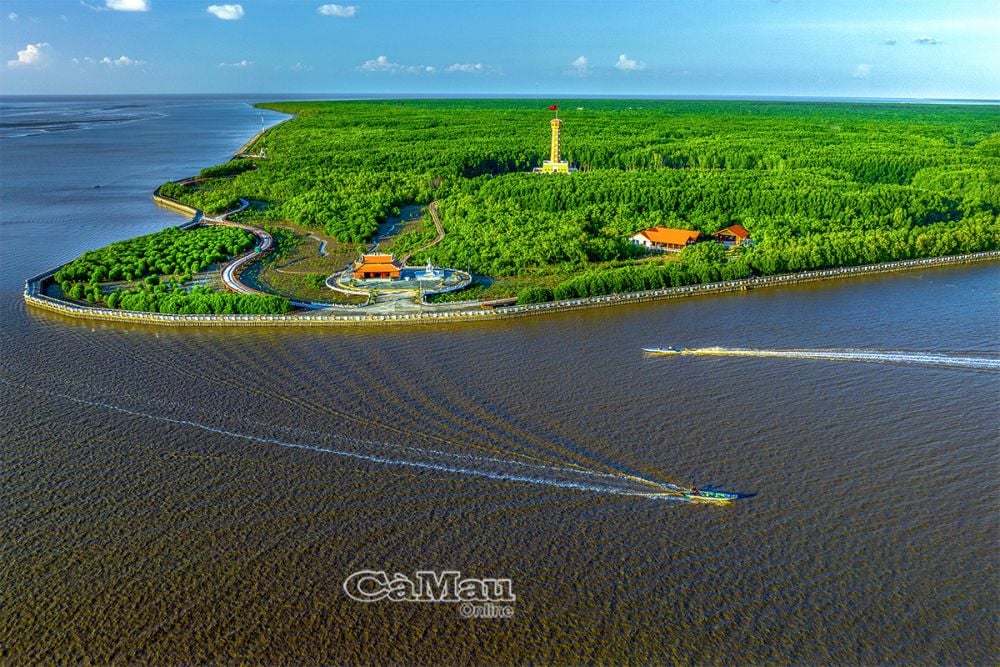 Hạ tầng thuỷ lợi được đầu tư đồng bộ, góp phần nâng cao hiệu quả sản xuất nông nghiệp, chủ động ứng phó biến đổi khí hậu, hướng đến phát triển bền vững khu vực nông thôn Cà Mau. Ảnh: Báo Cà Mau.