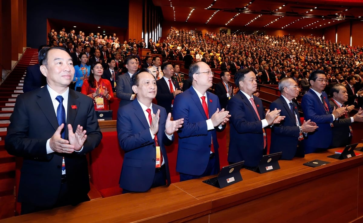 Bí thư tỉnh ủy Cà Mau Nguyễn Hồ Hải (hàng đầu, thứ ba từ trái sang phải) tham dự Đại hội Đại biểu toàn quốc lần thứ XIV của Đảng. Ảnh: Khương Trung.