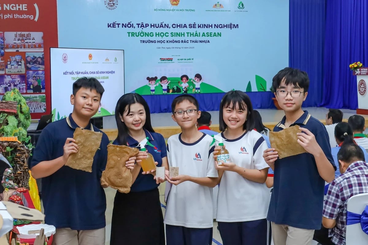 Học sinh Trường Phổ thông Việt Mỹ tham gia phong trào trường học không rác thải nhựa. Ảnh: Lê Hoàng Vũ.