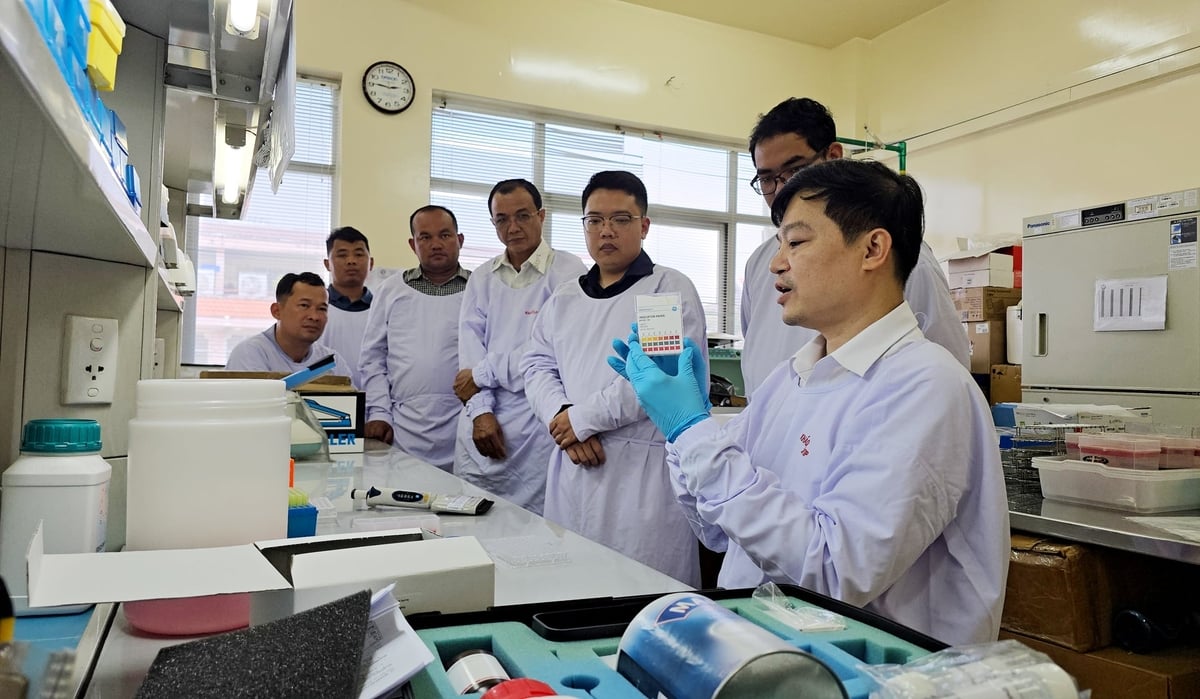 Ông Nguyễn Thanh Phương, Trưởng phòng Virus (NCVD2) chia sẻ nghiệp vụ với đoàn Campuchia. Ảnh: Minh Sáng.