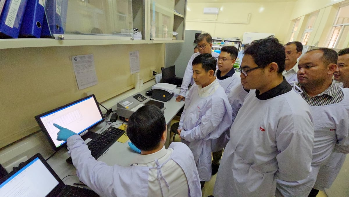 Phía đoàn nước bạn rất quan tâm đến cách bố trí không gian phòng thí nghiệm, lắp đặt máy móc và tổ chức quy trình làm việc khoa học, phù hợp điều kiện thực tiễn. Ảnh: Minh Sáng.