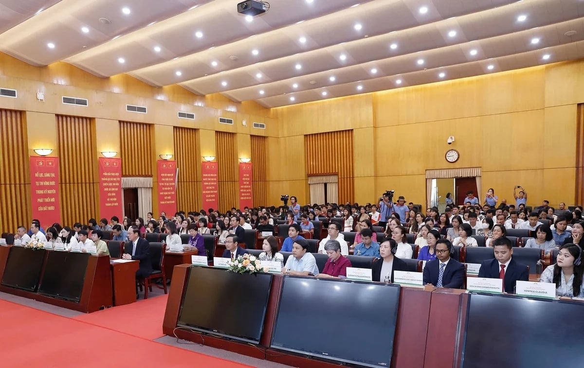 Lễ phát động Giải thưởng Trường học sinh thái ASEAN quy tụ gần 300 khách mời trực tiếp, hơn 400 điểm cầu trực tuyến với hơn 10.000 đại biểu tham dự. Ảnh: Khương Trung.