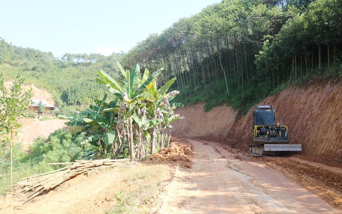 Phong trào thi đua hiến đất làm đường phát triển nông thôn mới tại xã Phúc Khánh, Lào Cai. Ảnh: Bích Hợp.