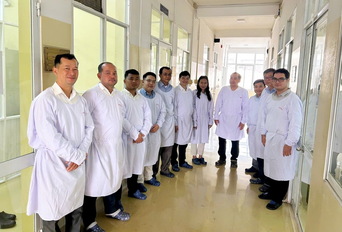 Đoàn chuyên gia Campuchia gồm các cán bộ Viện Nghiên cứu Chăn nuôi và Thú y quốc gia Campuchia đã đến thăm, làm việc và trao đổi chuyên môn với NCVD2. Ảnh: Minh Sáng.