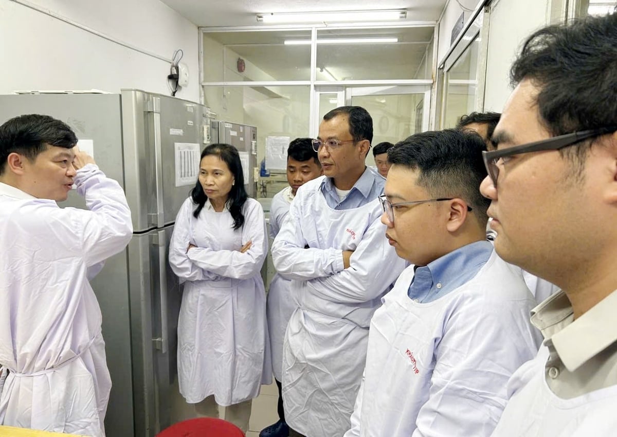 Đoàn Campuchia đánh giá cao về cơ sở vật chất, trang thiết bị, quy trình xét nghiệm cũng như hệ thống quản lý chất lượng ISO của trung tâm NCVD2. Ảnh: Minh Sáng.