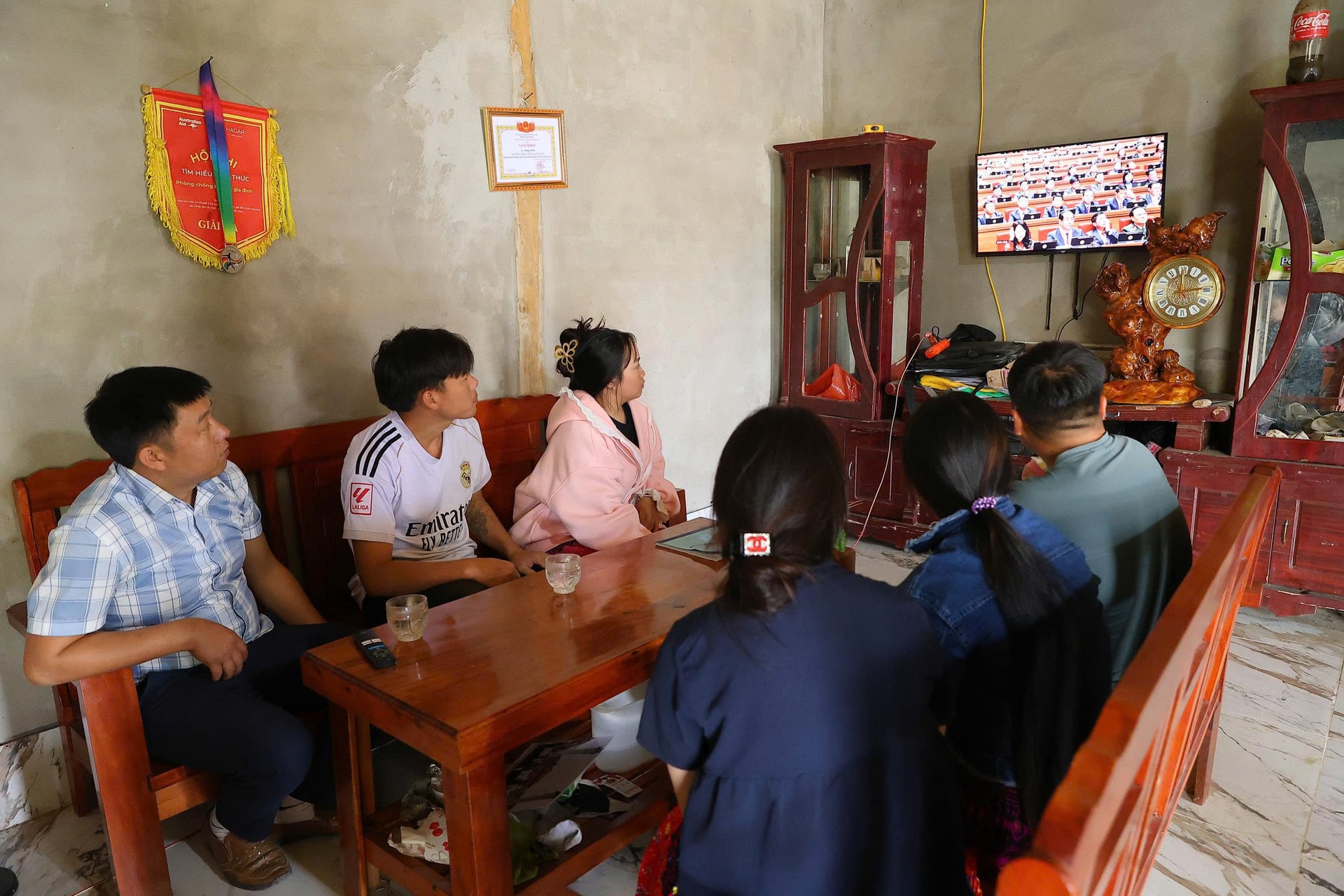 Bà con thôn Suối Xuân chăm chú xem tin Đại hội Đảng trên ti vi. Ảnh: Thanh Ngà.