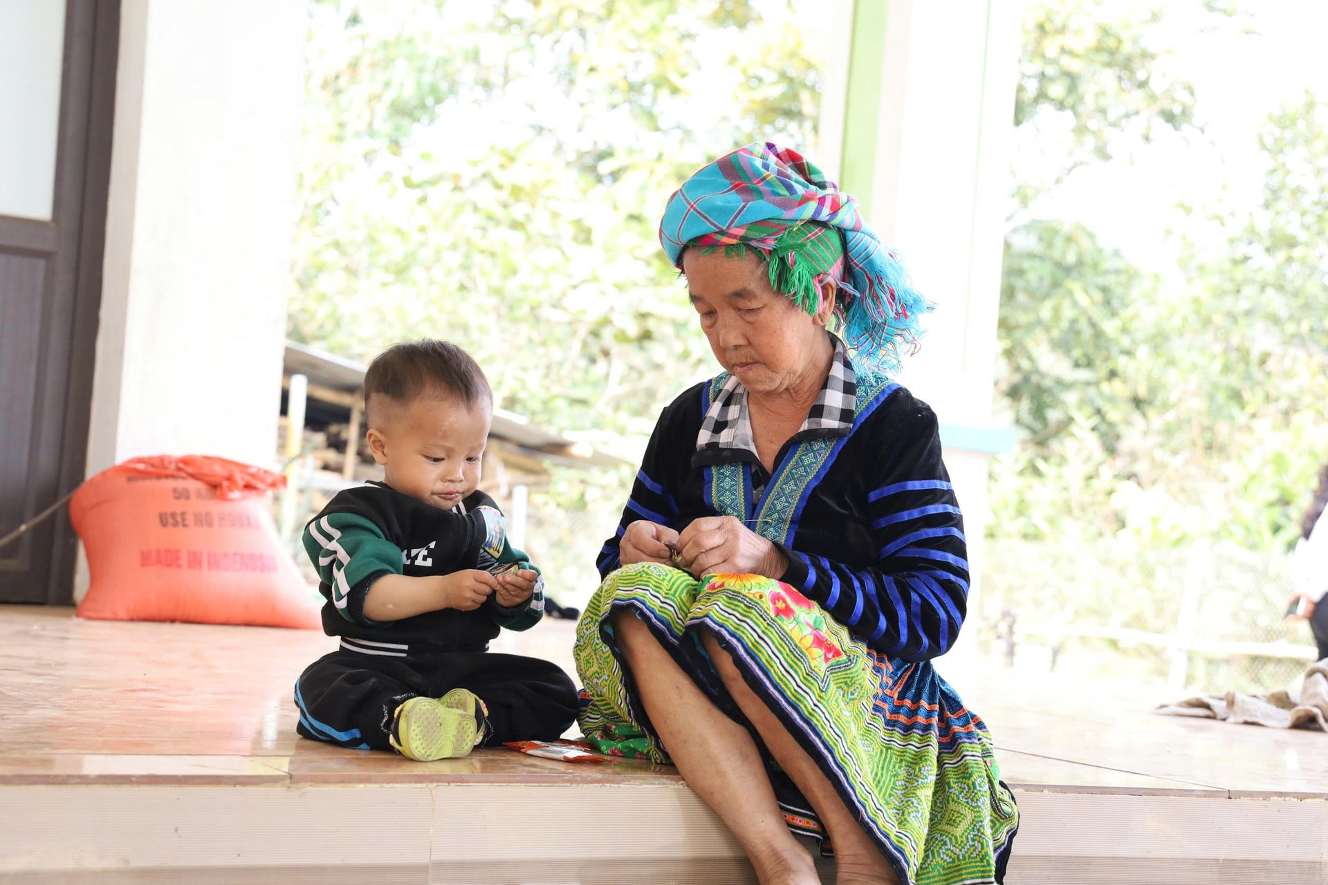 Bà Hờ Thị Sùng năm nay đã tròn 70 tuổi mới được sử dụng điện lưới quốc gia. Ảnh: Thanh Ngà.