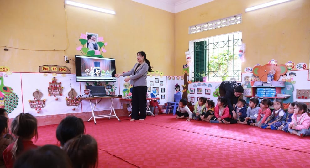 Cô trò ở Điểm trường Ga Phua thuộc Trường mầm non Hoa Mai say sưa với những nhân vật hoạt hình vui nhộn. Điều này không chỉ giúp câu chuyện trở nên sinh động, dễ nhớ mà còn khiến các em hào hứng tham gia đóng vai, hóa thân vào nhân vật. Ảnh: Thanh Ngà.