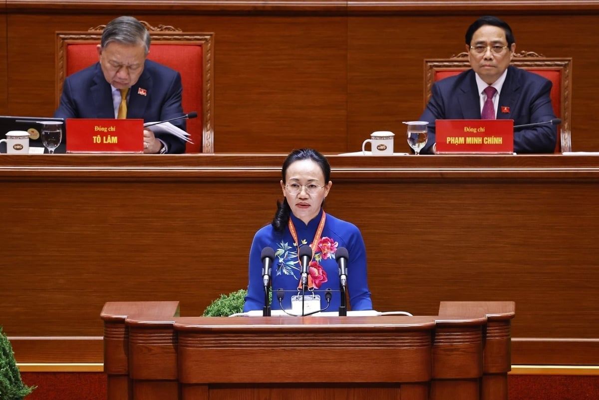 Đồng chí Lê Ngọc Hân, Tỉnh ủy viên, Bí thư Đảng ủy, Chủ tịch HĐND đặc khu Cô Tô (Quảng Ninh) trình bày tham luận 'Bảo vệ môi trường, thích ứng với biến đổi khí hậu - Trụ cột chiến lược trong phát triển bền vững của kỷ nguyên mới nhìn từ thực tiễn đặc khu Cô Tô, tỉnh Quảng Ninh'. Ảnh: TTXVN.