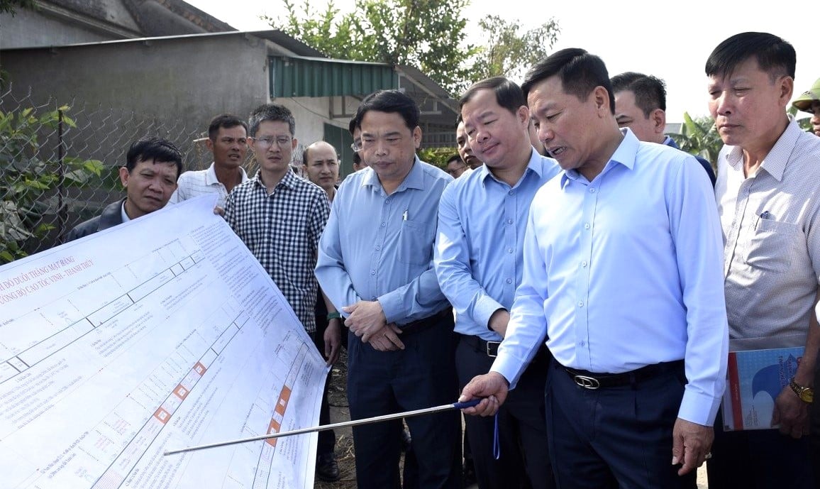 Ông Hoàng Phú Hiền, Phó Chủ tịch UBND tỉnh Nghệ An cùng đoàn công tác thường xuyên kiểm tra, chỉ đạo nhằm tháo gỡ những vướng mắc của Dự án đường bộ cao tốc Vinh - Thanh Thủy. Ảnh: NAG.
