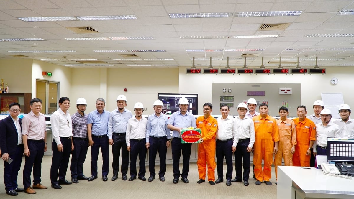 Đoàn công tác thăm hỏi, tặng quà cho cán bộ công nhân viên ca vận hành Nhà máy điện Phú Mỹ 1 nhân dịp Tết Nguyên đán Bính Ngọ 2026 sắp đến. Ảnh: EVNGENCO3.