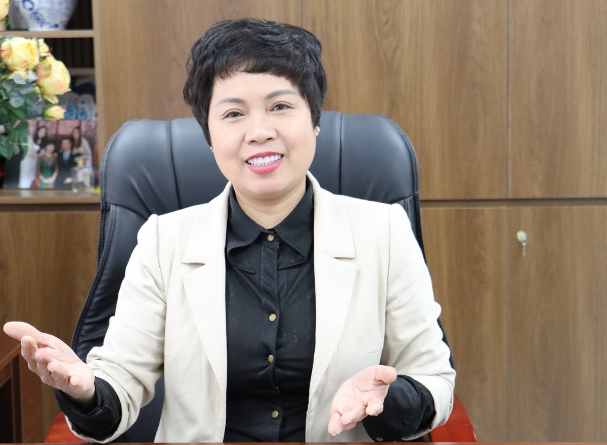 Nhà giáo Vũ Thị Ánh Tuyết - Hiệu trưởng Trường Tiểu học Nguyễn Viết Xuân nhấn mạnh, giáo dục môi trường phải đi từ sớm, làm thường xuyên và làm thật. Ảnh: Mai Đan.