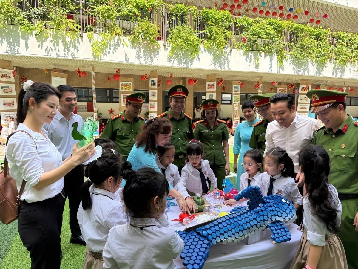 Nhà trường tích cực triển khai, phát động học sinh tham gia các cuộc thi, triển lãm, làm đồ dùng tái chế nhằm tuyên truyền bảo vệ môi trường. Ảnh: NTCC.
