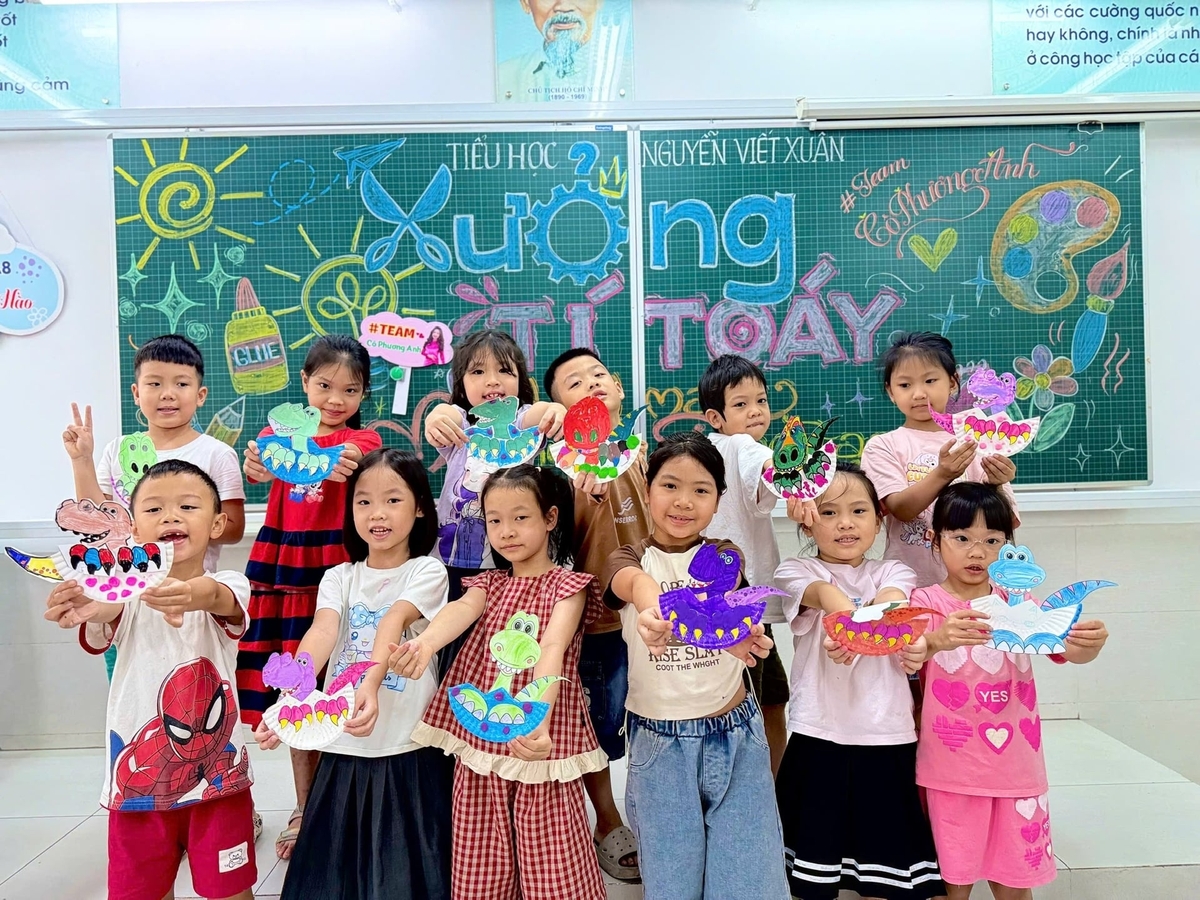 Học sinh Trường Tiểu học Nguyễn Viết Xuân tích cực tham gia các cuộc thi, triển lãm, sáng tạo đồ dùng tái chế, qua đó lan tỏa thông điệp bảo vệ môi trường. Ảnh: NTCC.