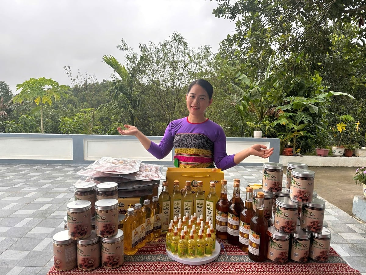 Nhờ chuyển đổi số, chị Thu bán được nhiều đơn hàng trên các nền tảng, tạo tiền đề liên kết bao tiêu sản phẩm cho người trồng mắc ca. Ảnh: Thanh Tâm.