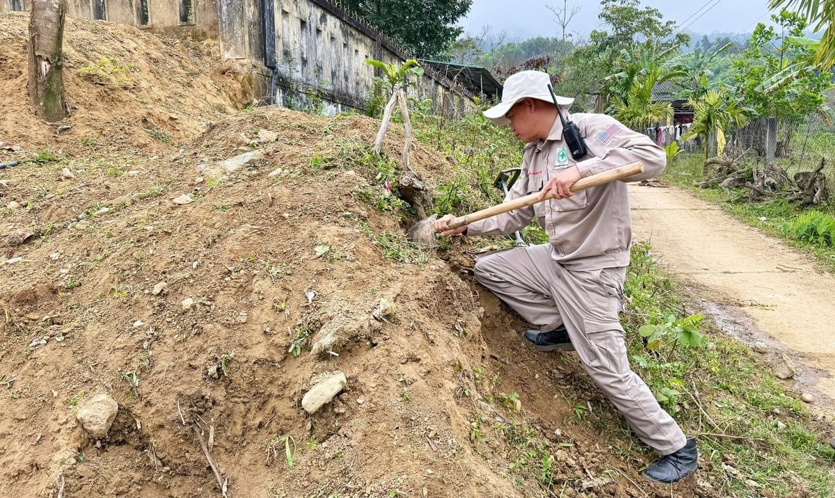 Đội xử lý bom mìn của Dự án NPA kiểm tra các khu vực xung quanh vị trí phát hiện vật liệu nổ. Ảnh: Dự án NPA.