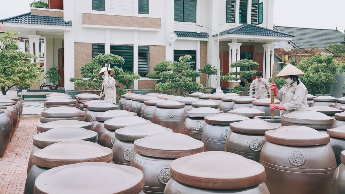 Nhờ chuyển đổi số, anh Hiểu đã đưa sản phẩm nước mắm truyền thống tiêu thụ khắp các tỉnh thành. Ảnh: Thanh Tâm.