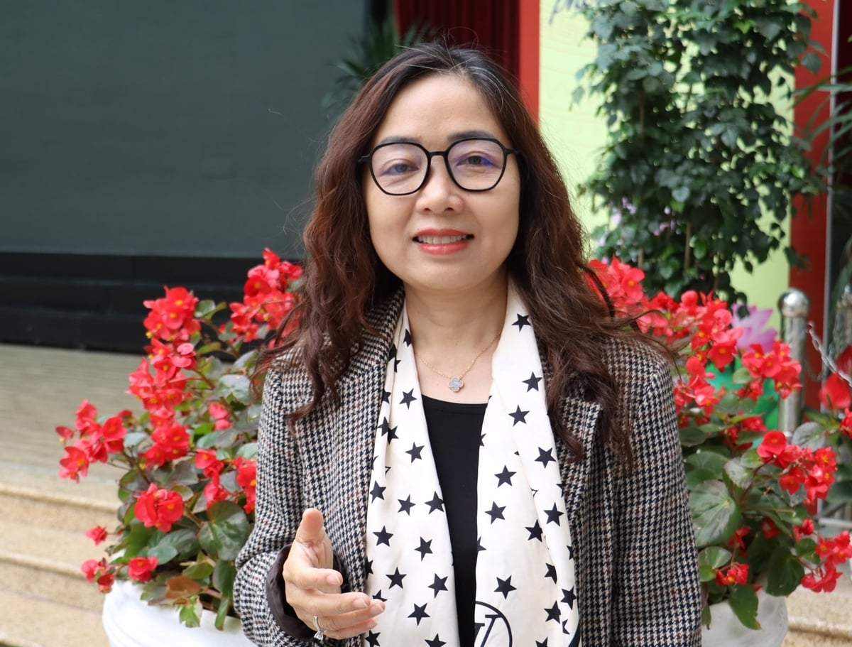 Bà Nguyễn Phương Hoa - Hiệu trưởng Trường Tiểu học Vĩnh Tuy chia sẻ động lực và định hướng của nhà trường khi tham gia Giải thưởng Trường học sinh thái ASEAN 2025. Ảnh: Mai Đan.