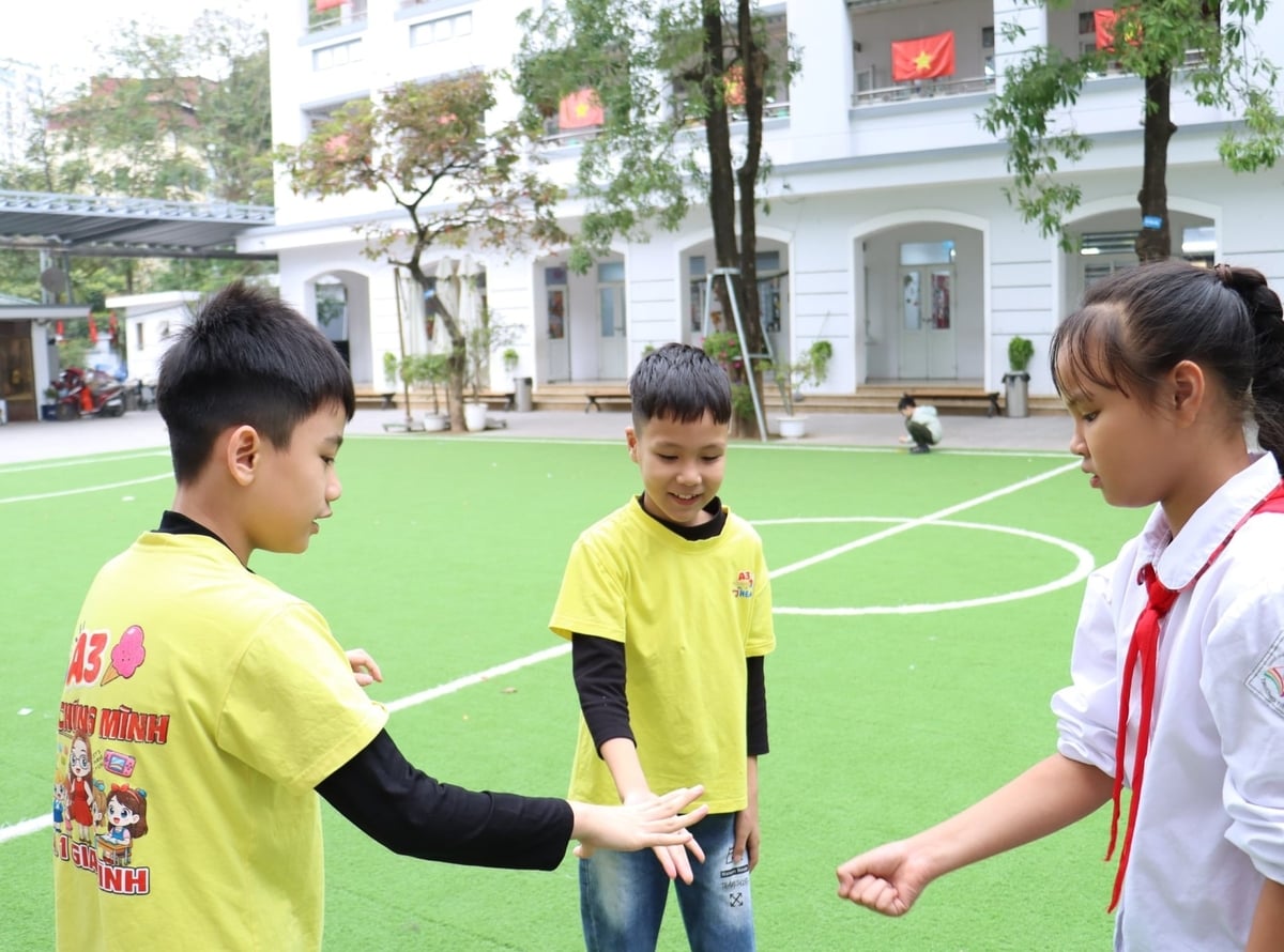 Học sinh Trường Tiểu học Vĩnh Tuy hoạt động sôi nổi trong giờ ra chơi. Ảnh: Mai Đan.