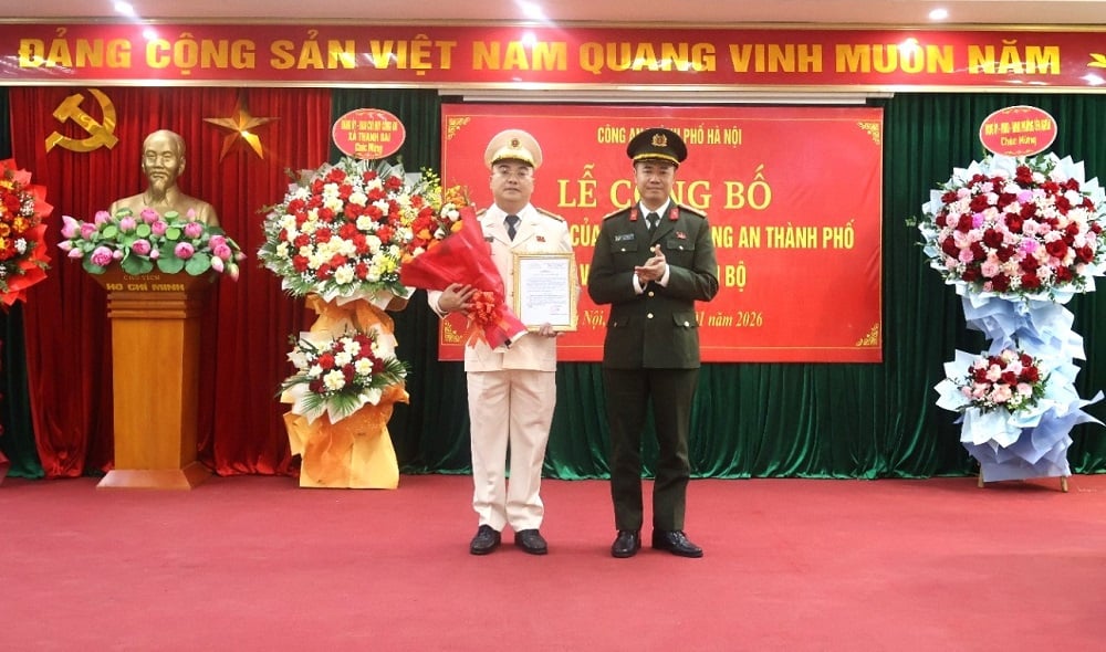 Đại tá Nguyễn Ngọc Quyền, Phó Giám đốc CATP trao Quyết định cho đồng chí Trung tá Giang Thanh Tuyên. Ảnh: CATP. Hà Nội.