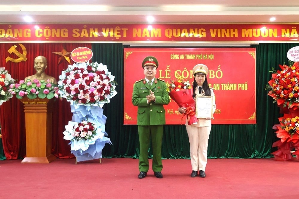Trung tá Giang Thanh Tuyên, Trưởng Công an phường Yên Nghĩa trao Quyết định của Giám đốc Công an thành phố Hà Nội cho Trung tá Nguyễn Thị Minh Thu. Ảnh: CATP. Hà Nội.