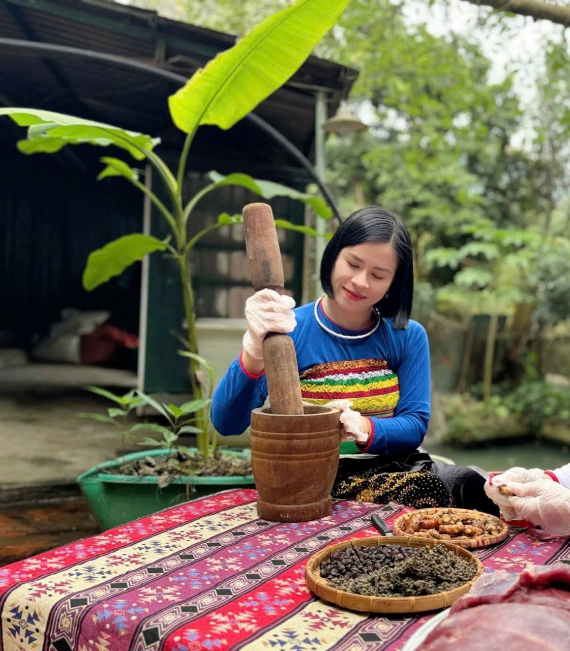 Chuyển đổi số đã giúp chị Lò Thị Quyến đưa nông sản vùng cao Mường Lát được tiêu thụ rộng rãi. Ảnh: Nhân vật cung cấp.