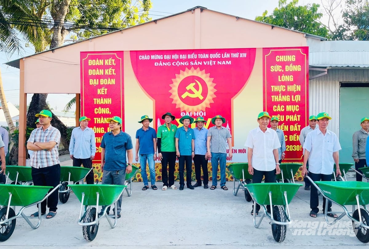 Lãnh đạo xã Thạnh Hòa, TP Cần Thơ cùng cán bộ, đoàn viên, hội viên và Nhân dân tham dự Lễ phát động tổng vệ sinh môi trường 'Sáng - xanh - sạch - đẹp' mừng Xuân Bính Ngọ 2026, thể hiện sự đồng lòng của cả hệ thống chính trị tại địa phương. Ảnh: Lê Hoàng Vũ.