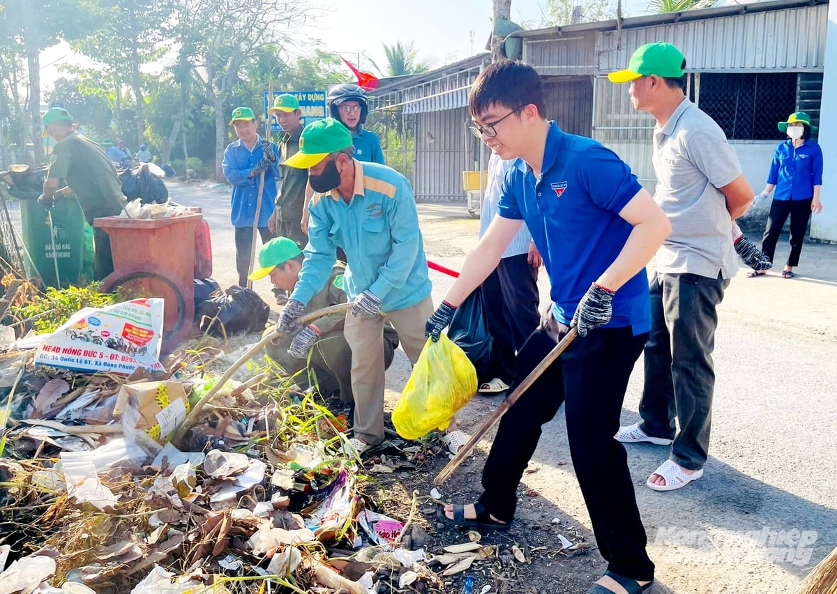 Đoàn viên, thanh niên và người dân xã Thạnh Hòa tích cực thu gom rác thải, phát quang khu vực ven đường, lan tỏa tinh thần xung kích, trách nhiệm cộng đồng trong bảo vệ môi trường dịp Xuân Bính Ngọ 2026. Ảnh: Lê Hoàng Vũ.