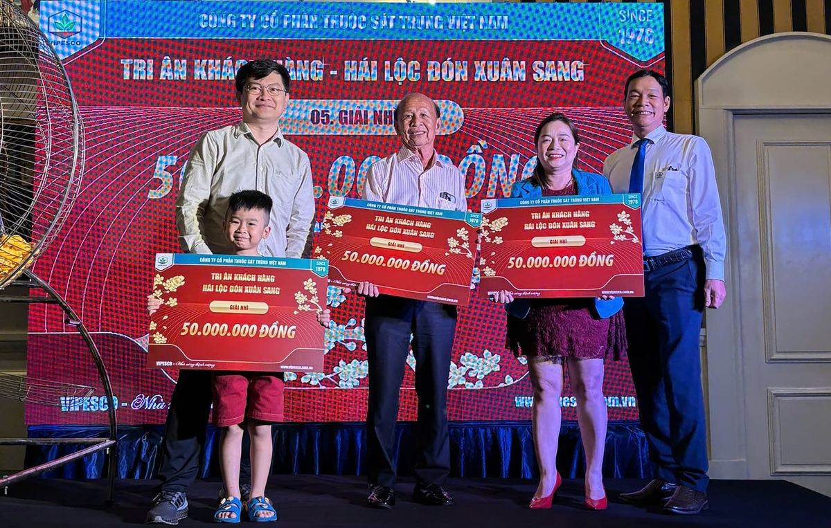 Những khách hàng rinh giải thưởng lớn trong chương trình quay số 'Vipesco - Tri ân khách hàng năm 2025'. Ảnh: Minh Sáng.