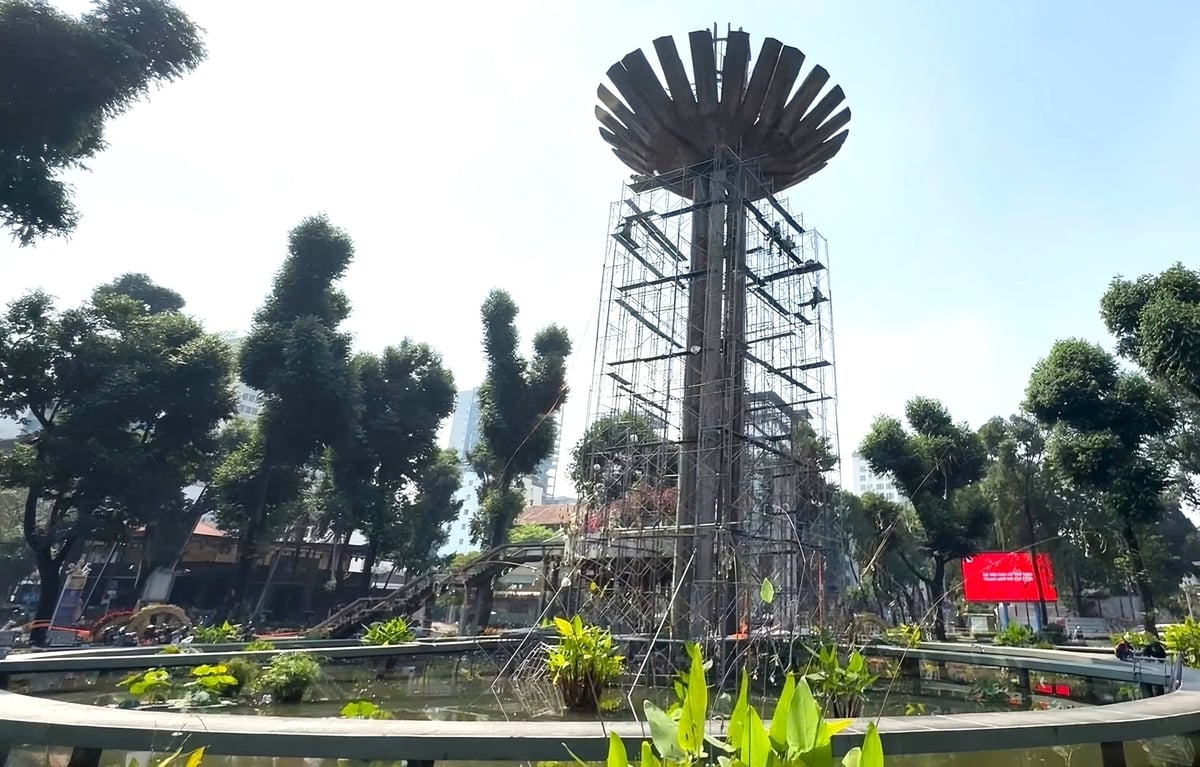 Tháp trung tâm hồ Con Rùa trong quá trình chỉnh trang theo kế hoạch cải tạo không gian công cộng khu trung tâm TP.HCM. Ảnh: Trần Phi.