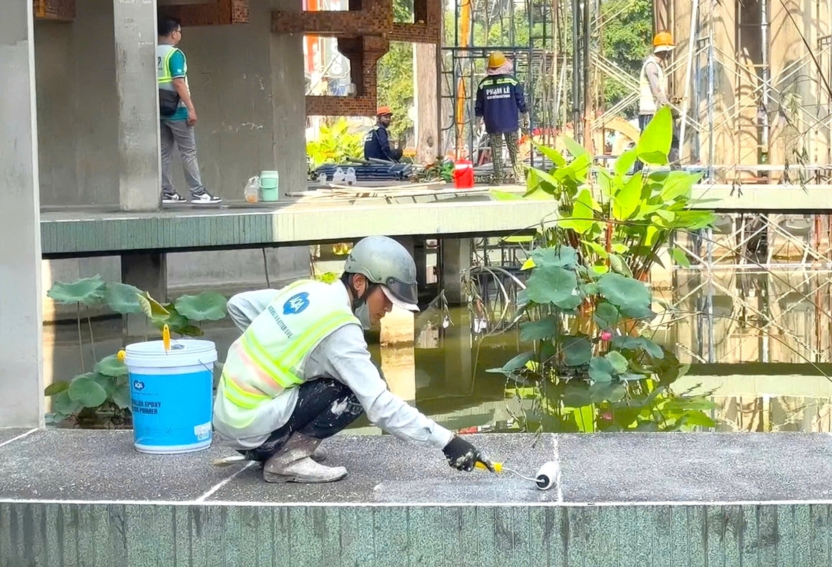 Một hạng mục trong dự án chỉnh trang hồ Con Rùa nhằm phục vụ người dân, du khách dịp Tết Nguyên đán 2026. Ảnh: Trần Phi.