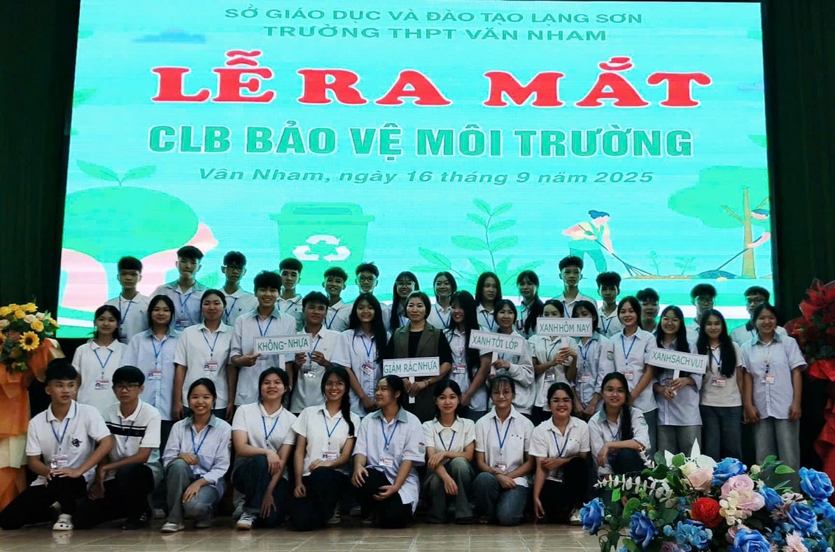 Câu lạc bộ Bảo vệ môi trường ra mắt góp phần kết nối, lan tỏa các hoạt động bảo vệ môi trường, đặc biệt là từng bước đẩy lùi rác thải nhựa trong nhà trường. Ảnh: Hoàng Nghĩa.