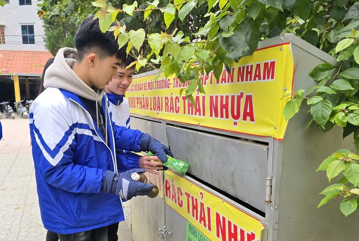 Rác thải nhựa được học sinh THPT Vân Nham phân loại, bỏ đúng nơi quy định, không còn tình trạng vứt bừa bãi trong khuôn viên trường. Ảnh: Hoàng Nghĩa.