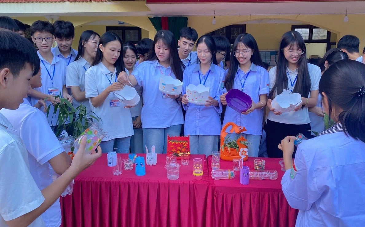 Học sinh Trường THPT Vân Nham giới thiệu các sản phẩm tái chế từ rác thải nhựa, lan tỏa thông điệp sống xanh trong học đường. Ảnh: Hoàng Nghĩa.