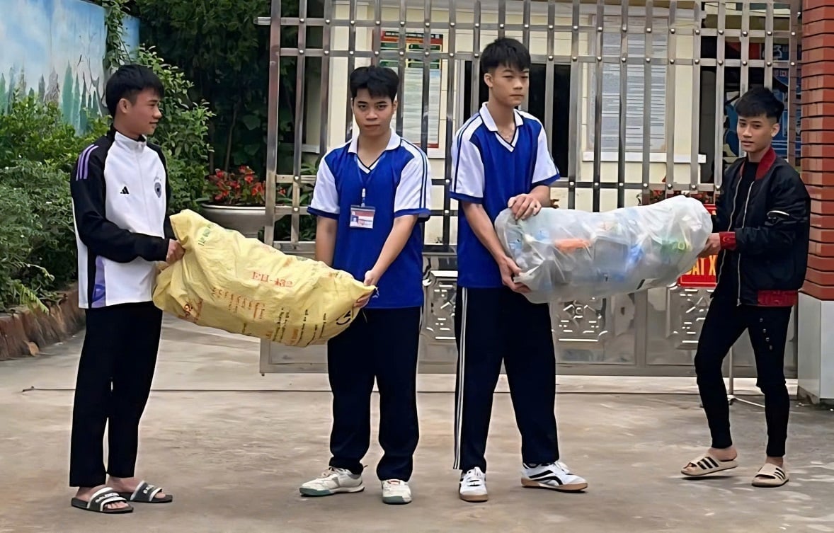Hoạt động thu gom rác thải nhựa được Trường THPT Vân Nham duy trì thường xuyên, hình thành nếp sống văn minh, trách nhiệm. Ảnh: Hoàng Nghĩa.