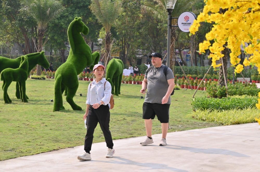 Du khách nước ngoài tham quan 'rừng sinh thái trong lòng đô thị' vào chiều ngày 25/1. Ảnh: Đình Du.