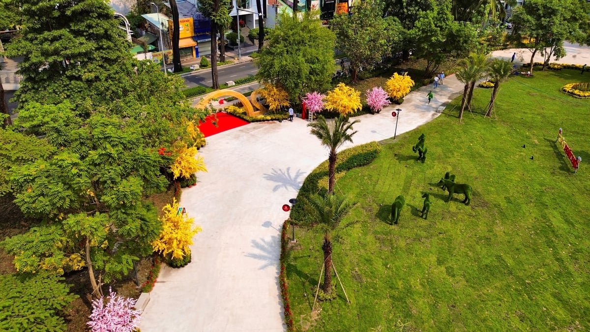 Những hàng cây xanh mát, lối đi lát đá sạch sẽ, khu đất bỏ trống ngày nào giờ khoác lên mình một diện mạo mới. Ảnh: Đình Du.