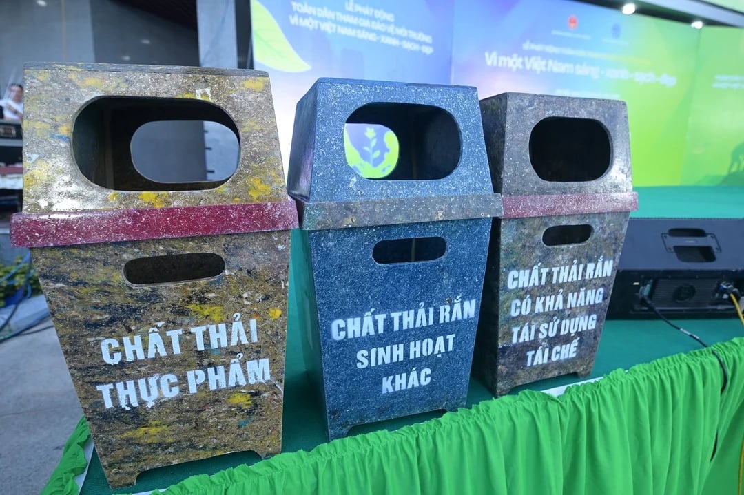 Công ty TNHH MTV Thanh Tùng 2 có rất nhiều sản phẩm tái chế từ rác thải như: bàn ăn, tủ giày, gạch, tranh 3D, thùng đựng rác. Ảnh: Tùng Đinh.