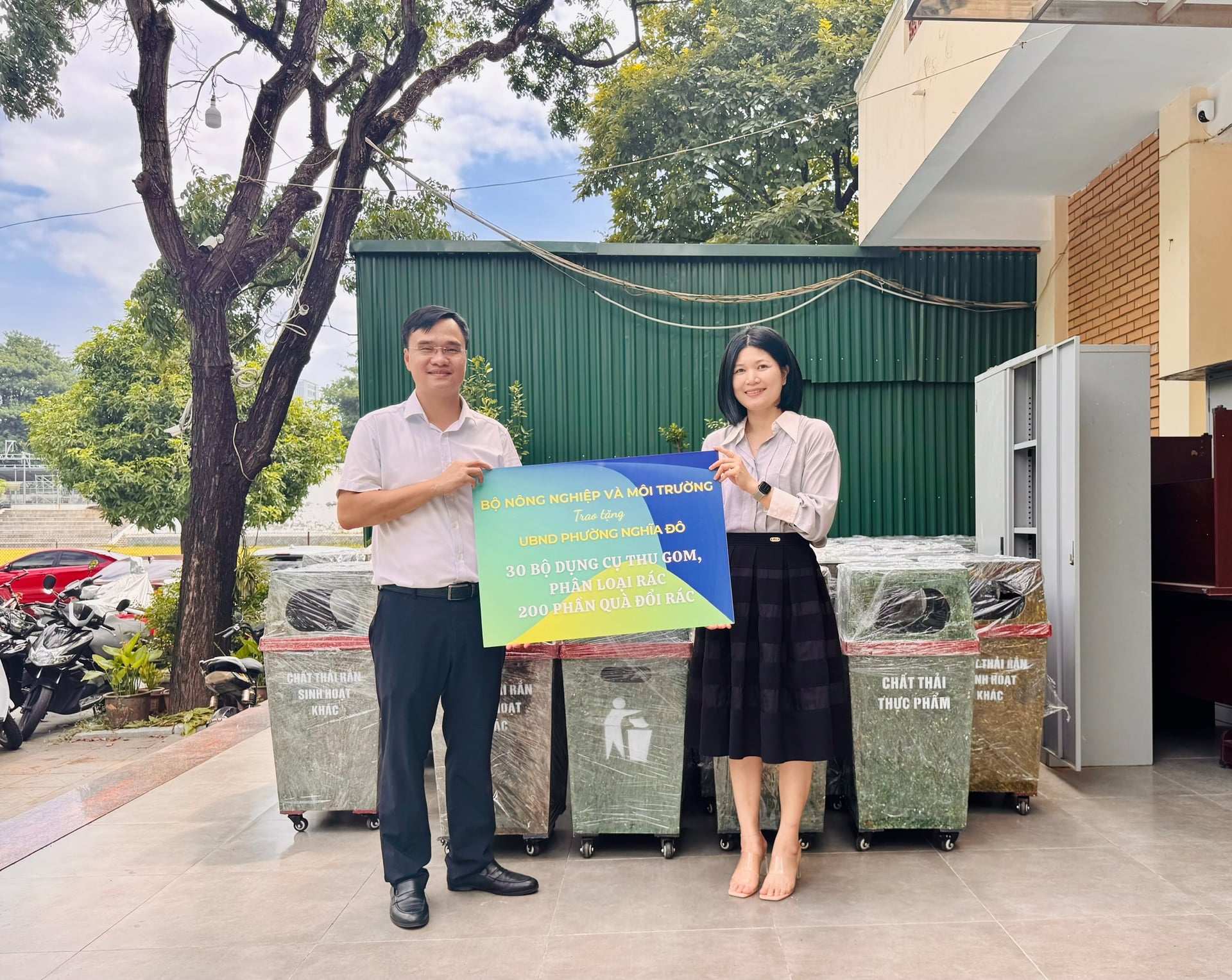 Công ty TNHH MTV Thanh Tùng 2 tặng các thùng rác hỗ trợ công tác thu gom, phân loại rác cho phường Nghĩa Đô, Hà Nội. Ảnh: HT.