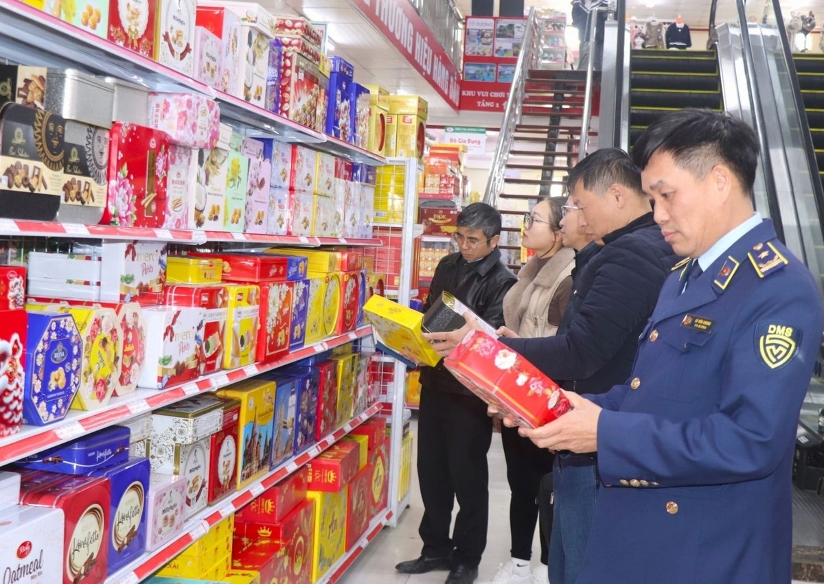 Lực lượng Quản lý thị trường tham gia Ban Chỉ đạo liên ngành tăng cường kiểm tra, kiểm soát thị trường. Ảnh: Đình Lan.