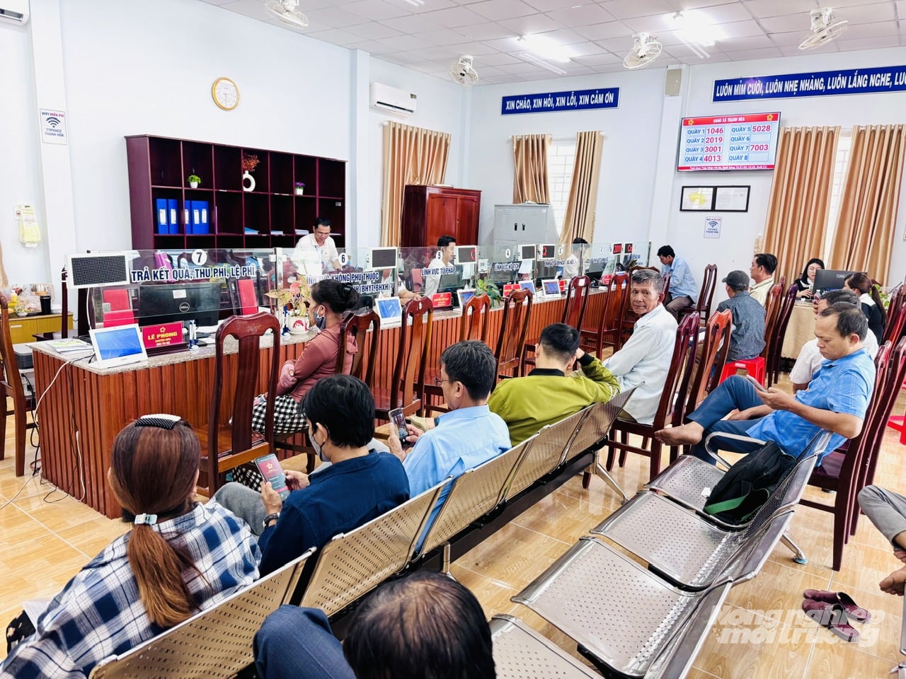 Người dân chờ giải quyết thủ tục hành chính tại Trung tâm Phục vụ hành chính công xã Thạnh Hòa (TP Cần Thơ) trong không gian làm việc khang trang, nền nếp, tạo điều kiện thuận lợi cho việc tiếp cận các tiện ích phục vụ người dân. Ảnh: Lê Hoàng Vũ.